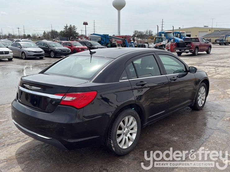 2013-chrysler-200-image-3