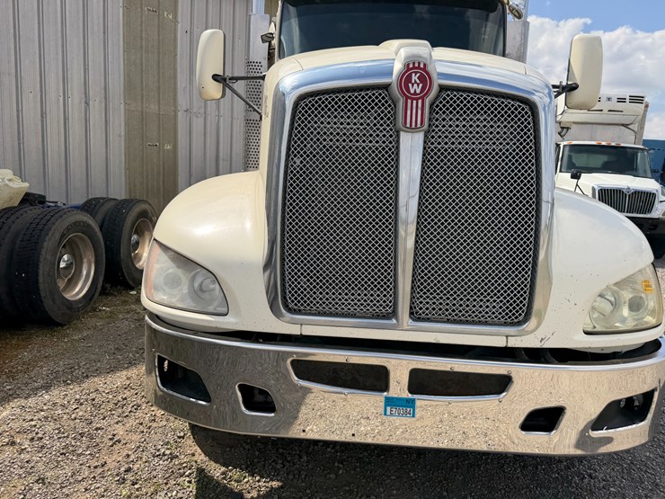 2012-kenworth-900b-image-40