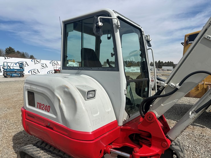 2014-takeuchi-tb240-image-12