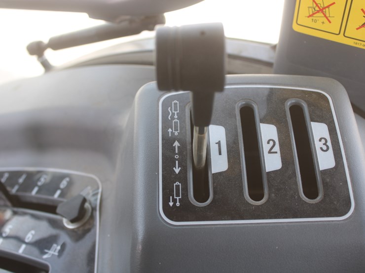 2018-massey-ferguson-1755m-image-27