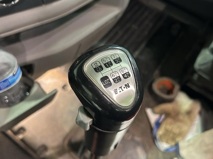 2016-peterbilt-579-image-15