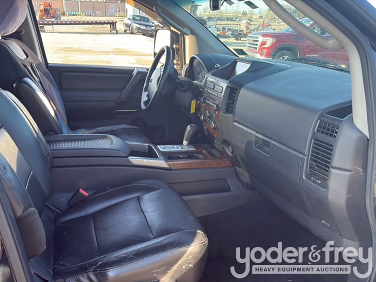 2011-nissan-titan-image-33