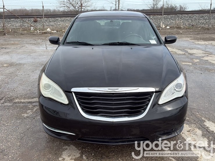 2013-chrysler-200-image-20