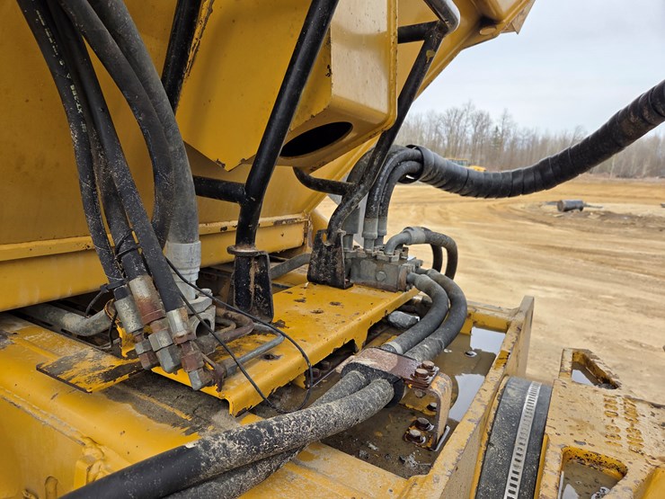 caterpillar-740-image-17