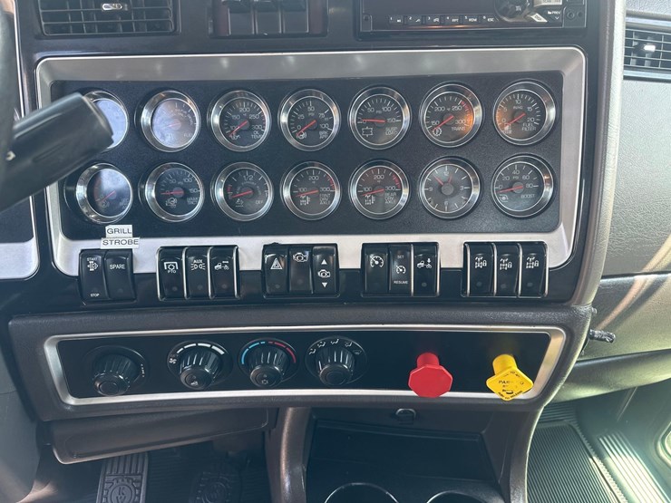 2016-kenworth-w900l-image-43