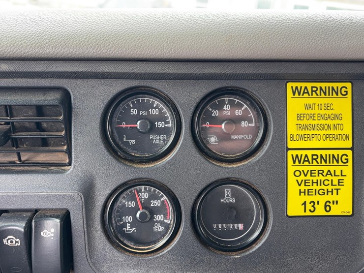 2018-peterbilt-567-hydrovac-truck-image-40