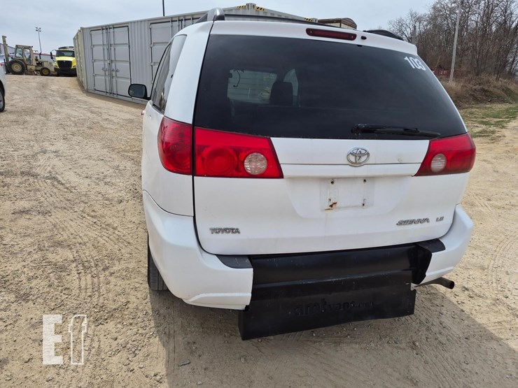 2009-toyota-sienna-image-10