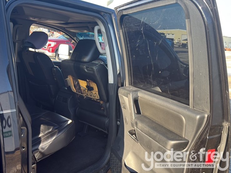 2011-nissan-titan-image-28