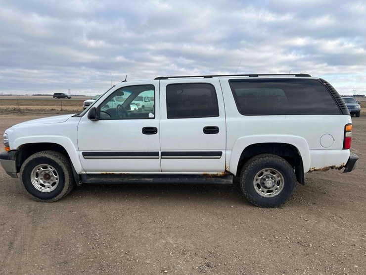 2005-chevrolet-suburban-image-11