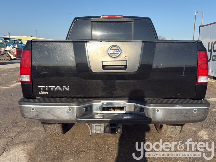 2011-nissan-titan-image-20
