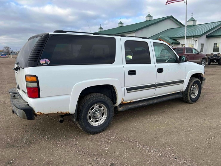 2005-chevrolet-suburban-image-6