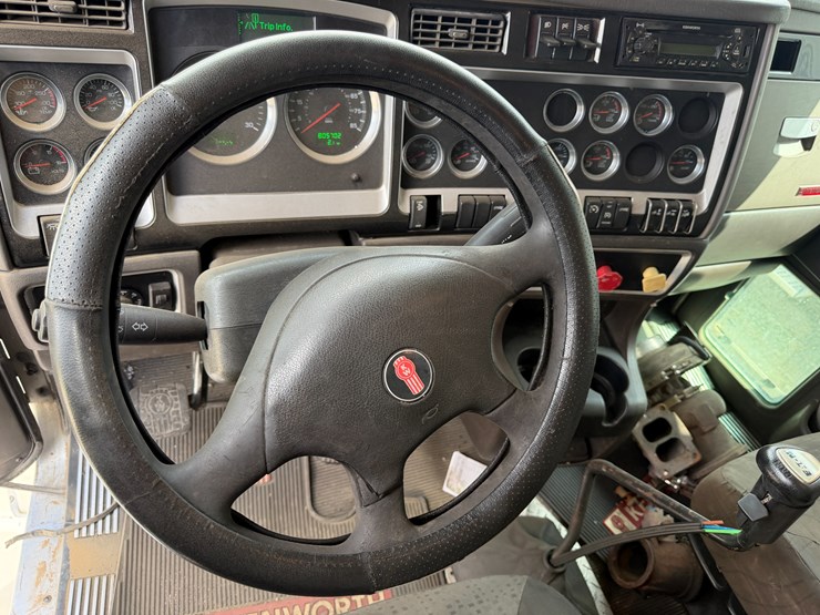 2012-kenworth-900b-image-74