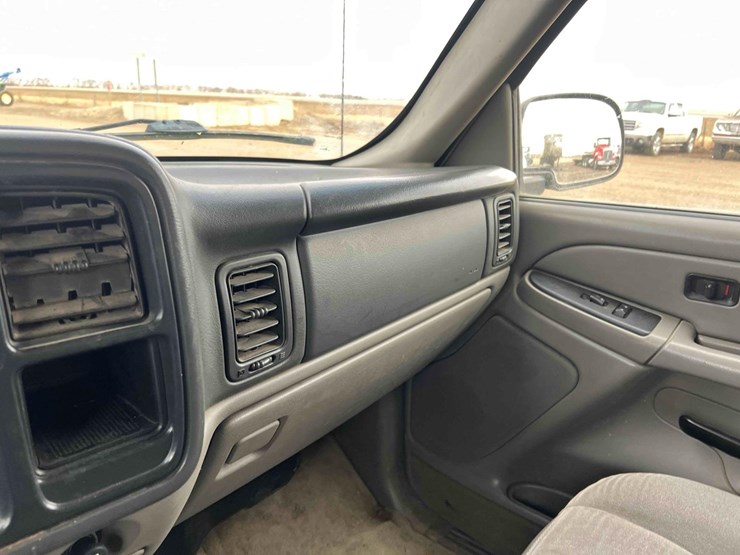 2005-chevrolet-suburban-image-29