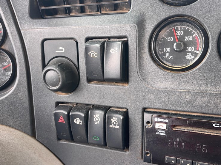 2018-peterbilt-567-hydrovac-truck-image-37