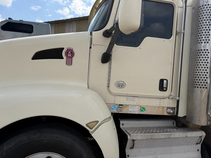 2012-kenworth-900b-image-36