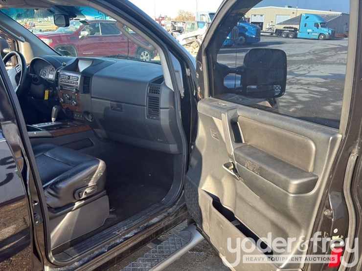 2011-nissan-titan-image-32