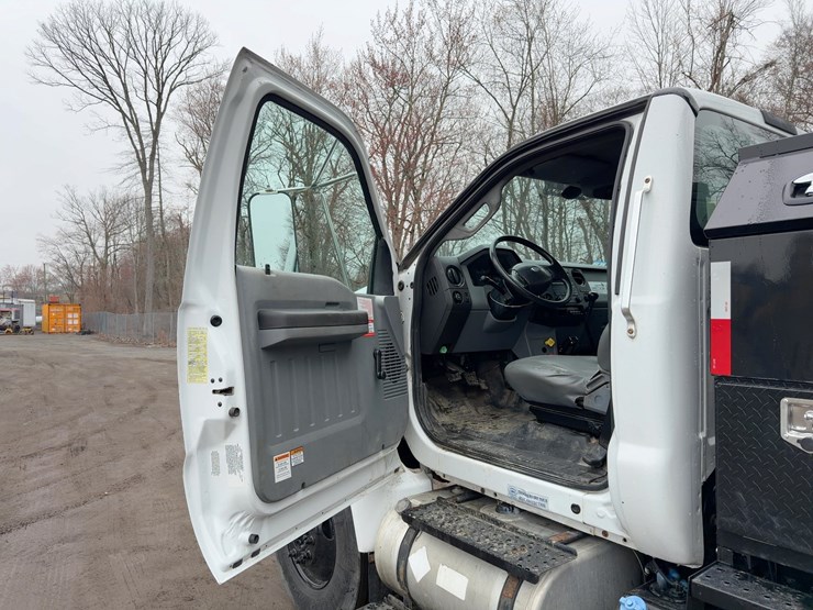 2013-ford-f750-xl-image-24