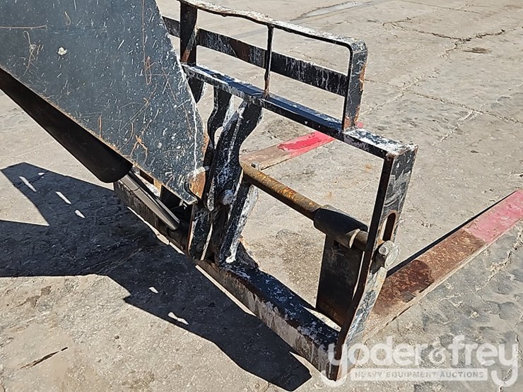 2016-jlg-6042-image-11