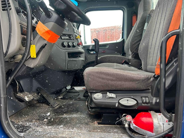 2016-peterbilt-579-image-56