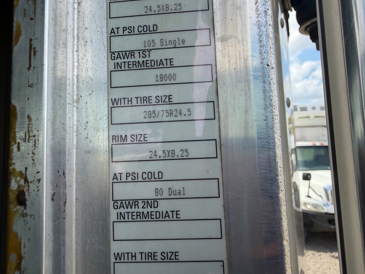 2012-kenworth-900b-image-94