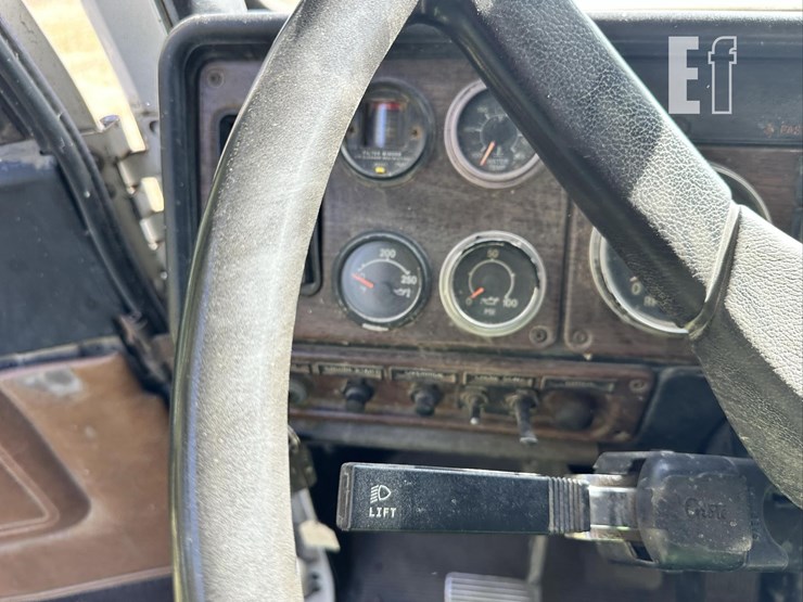 1991-freightliner-fld120-image-45