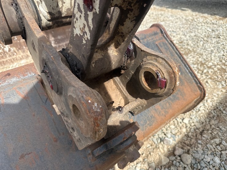 2014-takeuchi-tb240-image-28