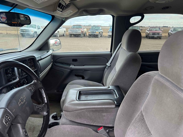 2005-chevrolet-suburban-image-20