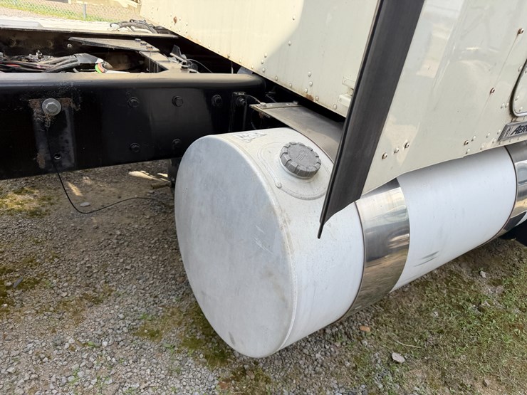 2012-kenworth-900b-image-50