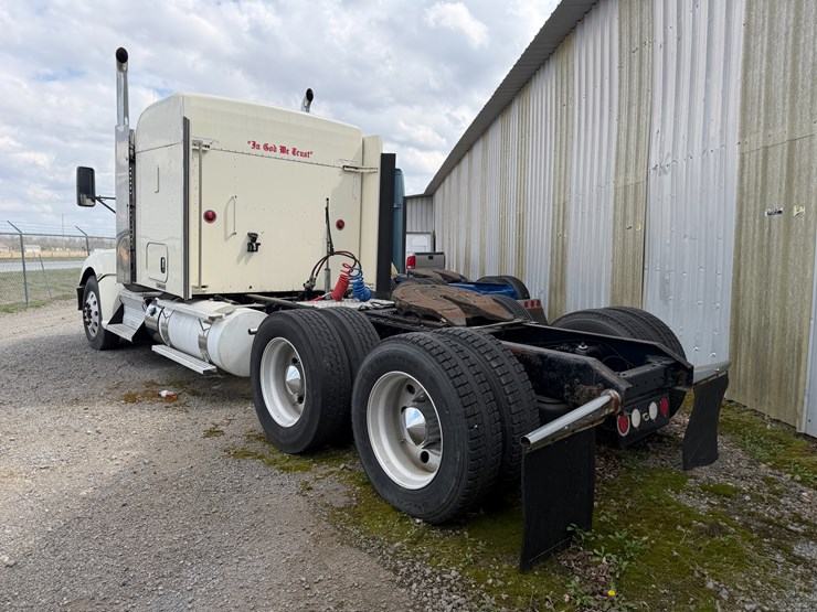 2012-kenworth-900b-image-4