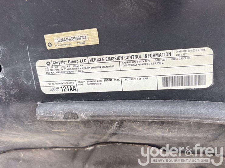 2013-chrysler-200-image-18