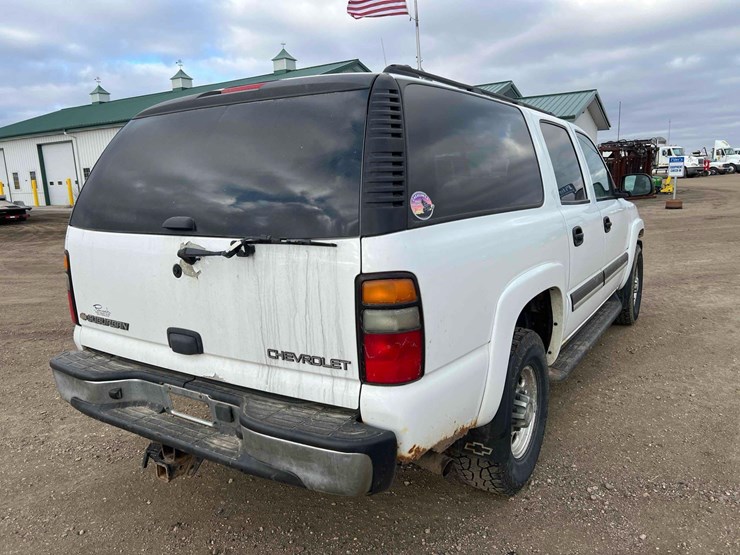 2005-chevrolet-suburban-image-7