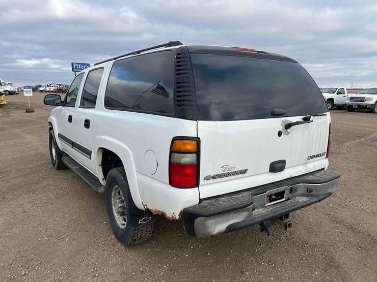 2005-chevrolet-suburban-image-9