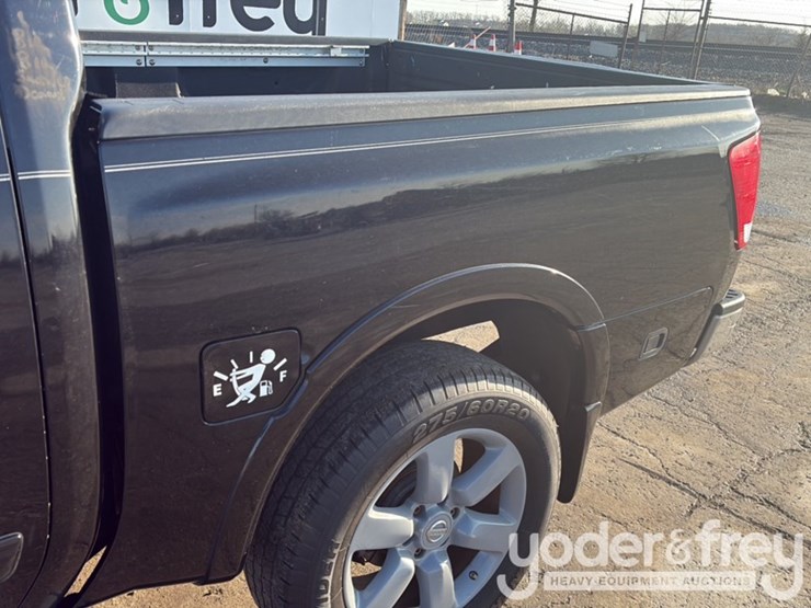 2011-nissan-titan-image-12