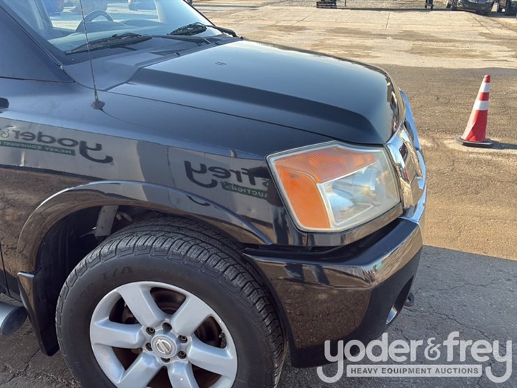 2011-nissan-titan-image-37