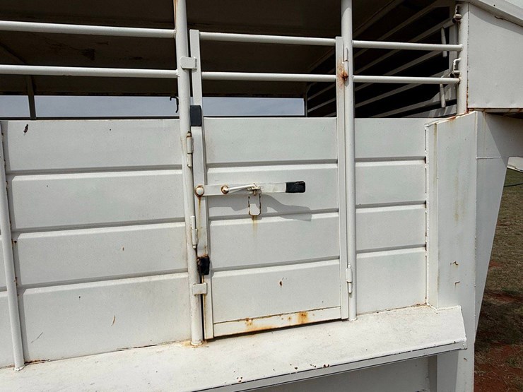 1993-cm-livestock-trailer-image-10