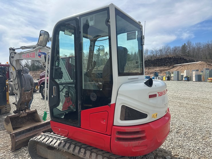 2014-takeuchi-tb240-image-10