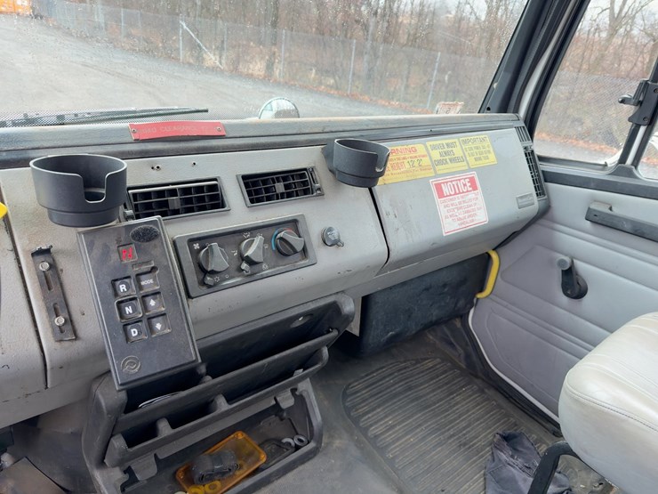 2002-freightliner-fl70-image-31