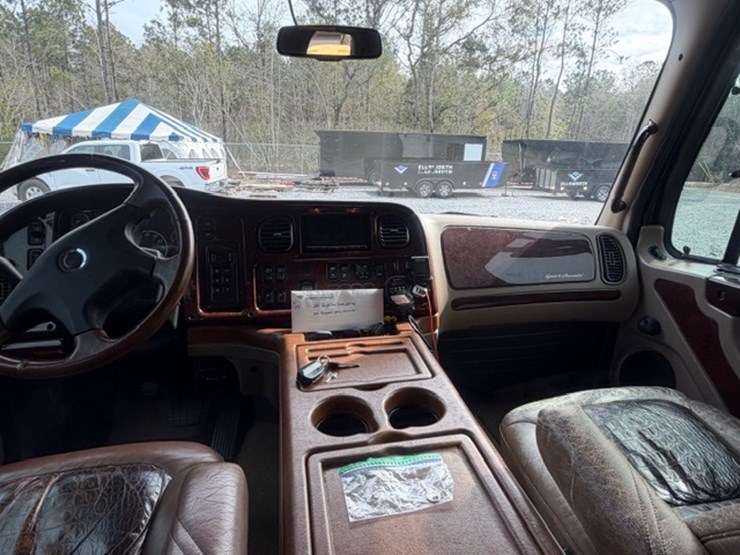 2008-freightliner-m2-106-image-53