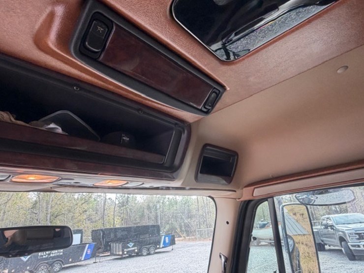 2008-freightliner-m2-106-image-80