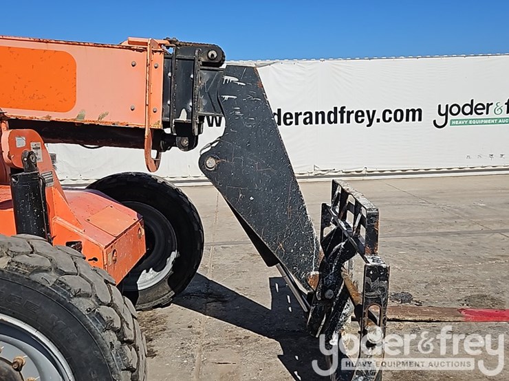 2016-jlg-6042-image-12