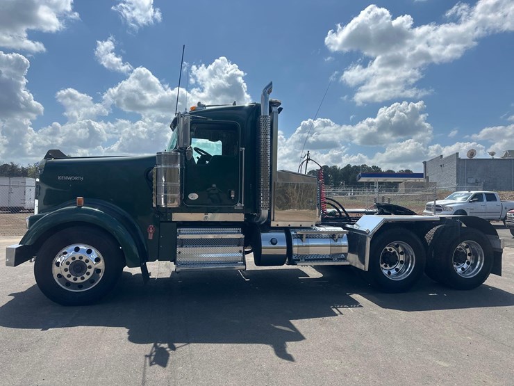 2016-kenworth-w900l-image-11