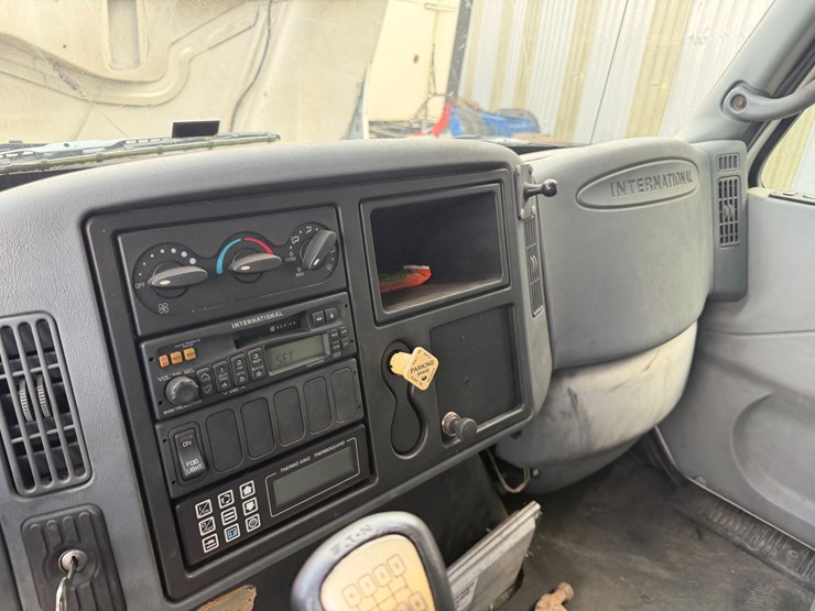 2004-international-durastar-4300-image-57