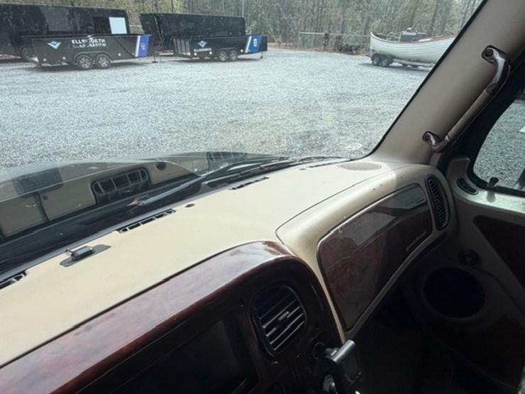 2008-freightliner-m2-106-image-77