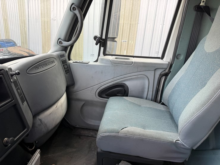 2004-international-durastar-4300-image-58