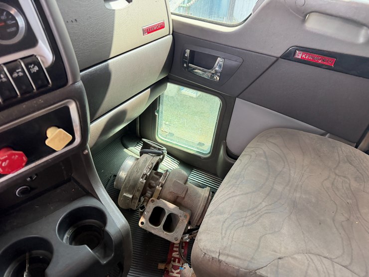 2012-kenworth-900b-image-78