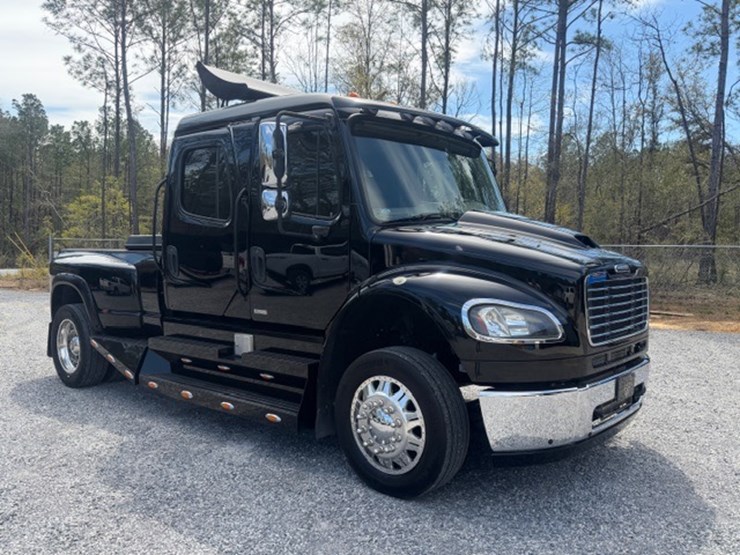 2008-freightliner-m2-106-image-2