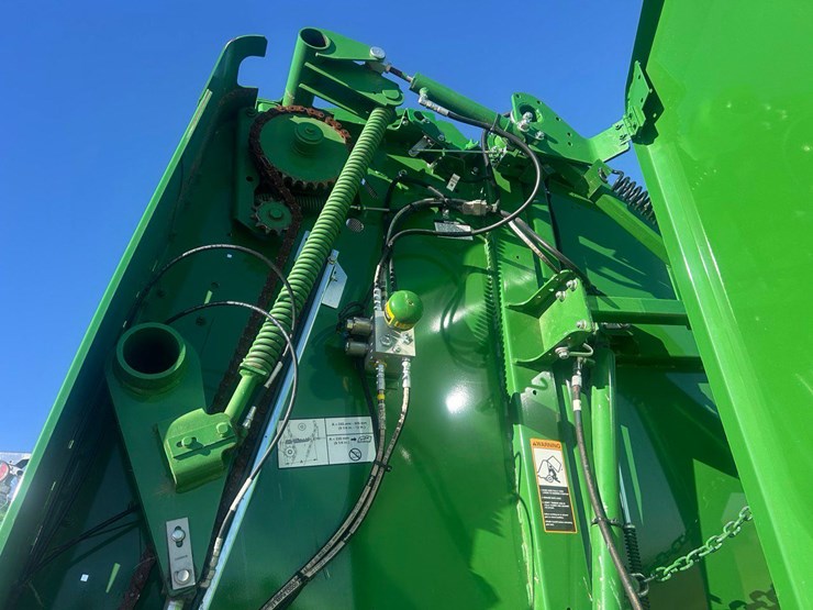 2024-john-deere-561r-image-13