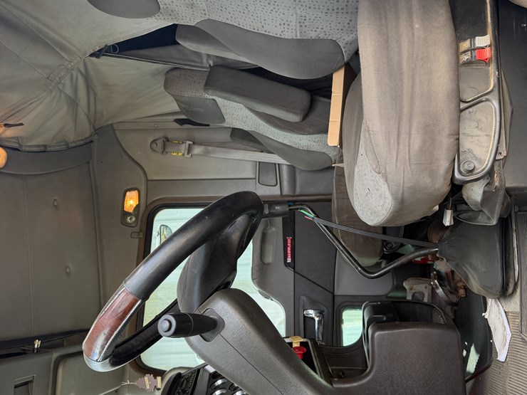 2012-kenworth-900b-image-73