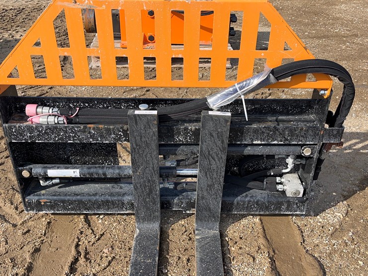 wolverine-skid-steer-hydraulic-pallet-forks-image-3