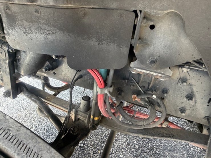 2008-freightliner-m2-106-image-24